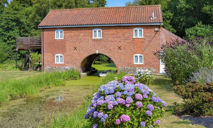 Irstead Cottage | 3 bedroom accommodation in Irstead, Norwich