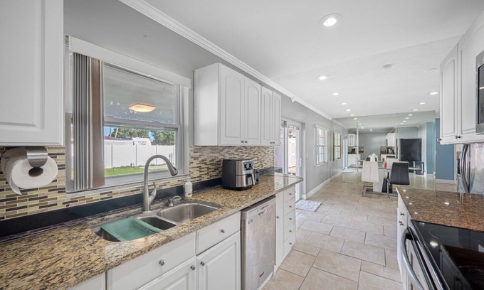 Town N County Park House | 3 bedroom and 2 bathroom with patio and back yard, garage’s not included.