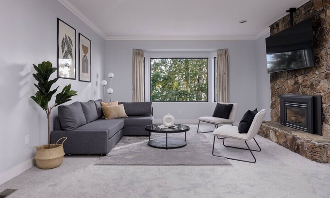 Upper Lonsdale Apartment | 3 Bedroom Apartment in NorthVan