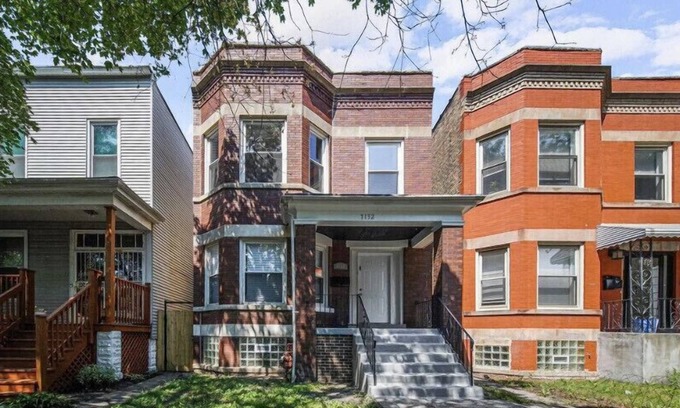 Greater Grand Crossing Apartment | 3 bedroom apartment easily 15 mins from downtown 10 mins from Chicago’s beach!