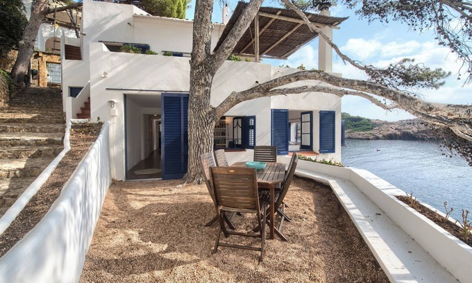 Sa Tuna Apartment | 3 bedroom apartment in first sea line in Sa Tuna, Begur (H02)