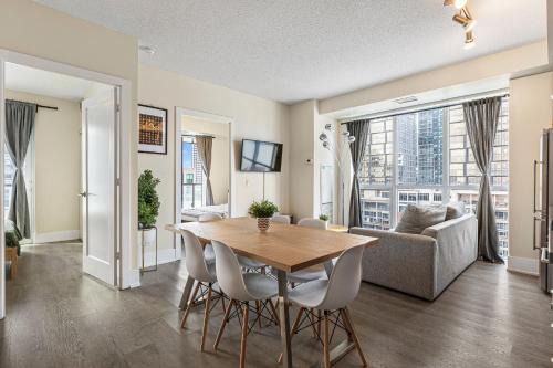 Toronto Entertainment District Apartment | 3-Bedroom Apartment in the Heart of Downtown Toronto Walk to Shops and Attractions