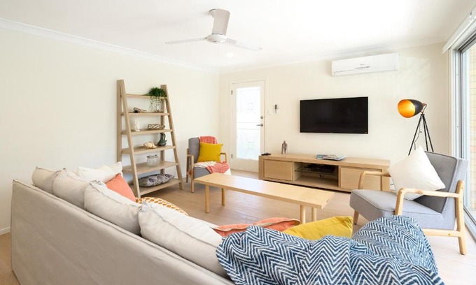 Main Beach Apartment | 3 Bedroom Apartment Minutes from Main Beach
