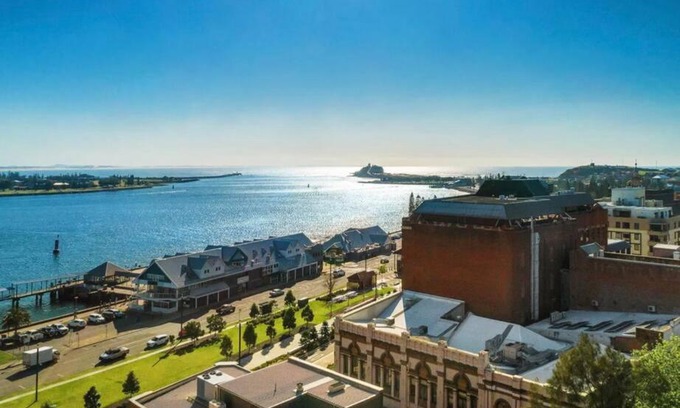 Newcastle Apartment | 3 Bedroom Apartment over looking Newcastle