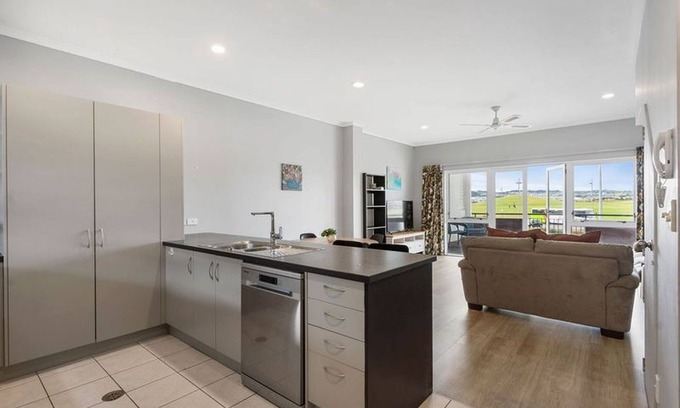 Flat Bush Apartment | 3 Bedroom Apartment with a balconies + 2 Car Parks