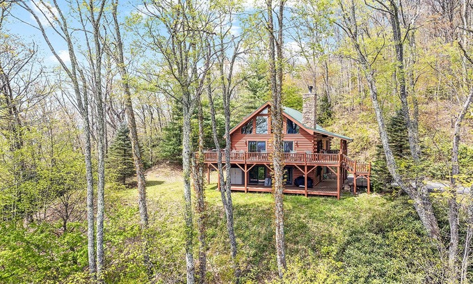 Maggie Valley Cabin | 3 Bedroom, Beautiful Mountain Views, Wireless Internet, Located behind MVCC