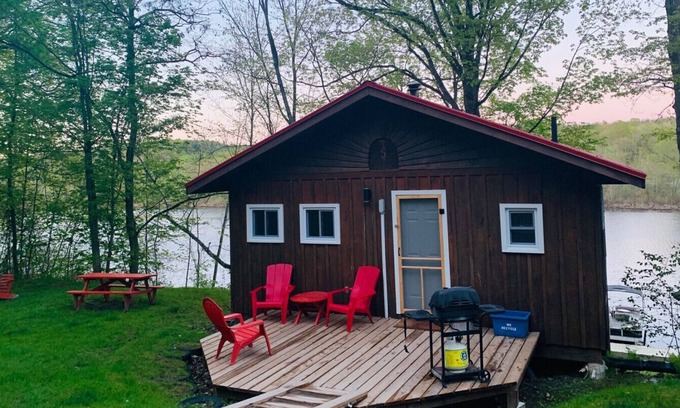 Otonabee-South Monaghan Resort | 3 bedroom cabin on the water (cabin 5)