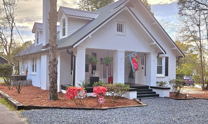 Cordova House | (3) Bedroom Charming, Cozy Little Hideaway with a Unique Feel! Sleeps 6