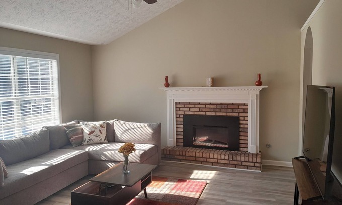 Clarkdale House | 3 Bedroom Comfort w/Spa-Like Bath in Master Bedroom - Cozy & Comfortable!