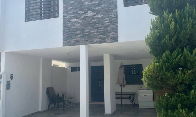 San Nicolas de los Garza Condo | 3-bedroom condo in phenomenal Ciudad Apodaca with AC, WiFi, 20 min from the air