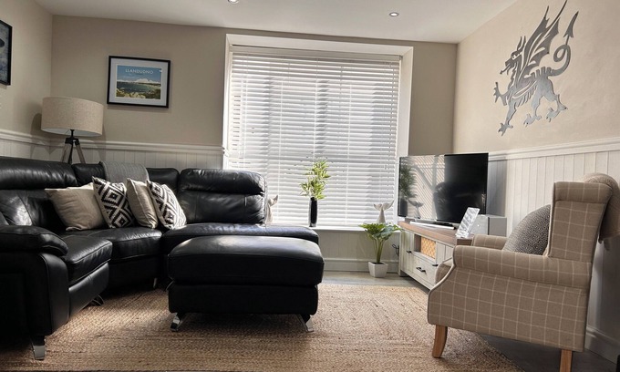 Conwy House | 3 Bedroom Cottage in the Heart of Conwy Parking Sleeps 4