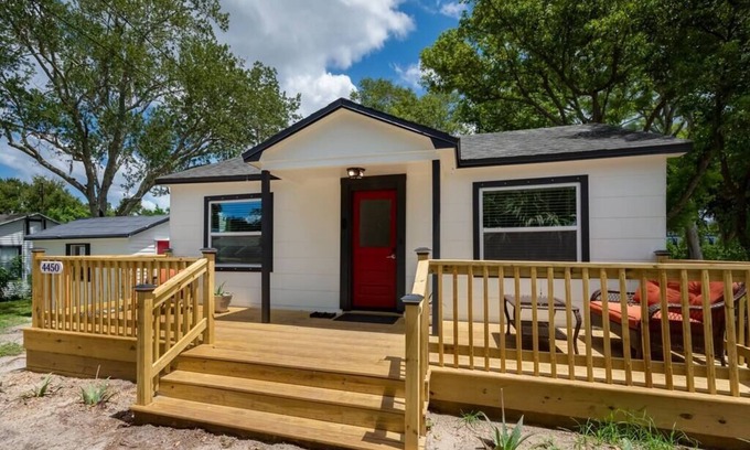 Palm Harbor House | 3 bedroom farmhouse cottage in Palm Harbor 11 mins from Honeymoon Island Beach