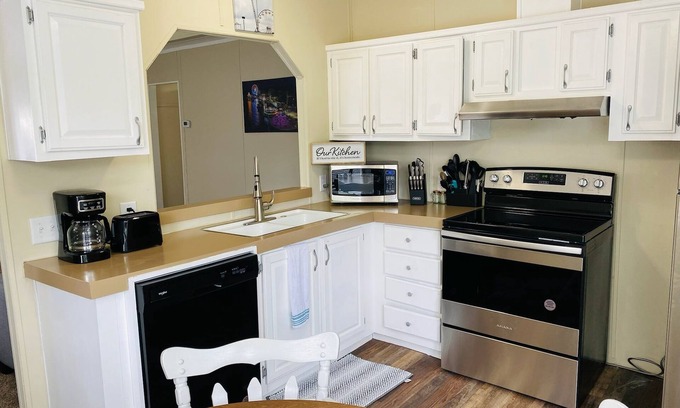Monticello House | 3 bedroom Game room home 10 minutes from Indiana Beach