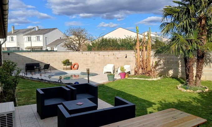 Lieusaint House | 3-bedroom house, ground floor, swimming pool, not overlooked