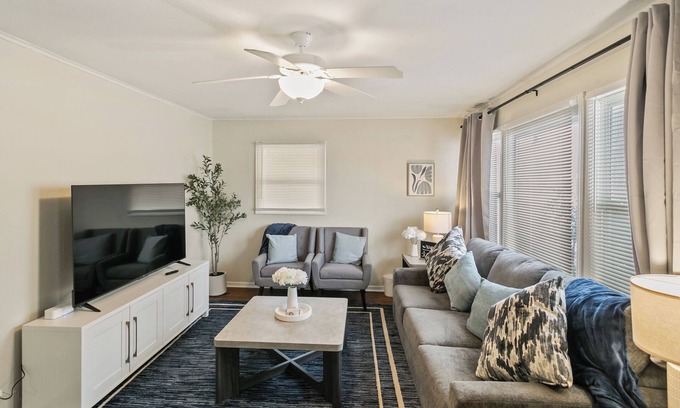 Waukegan House | 3 Bedroom Home Centrally Located