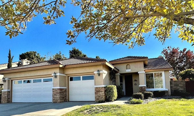 Palmdale House | 3 Bedroom Home Great Area Near Shops & Restaurants!