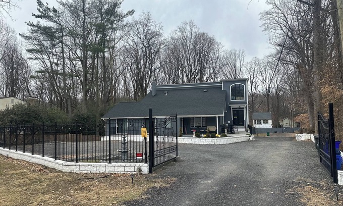 Bethesda House | 3-bedroom home in awesome quiet neighborhood of Bethesda with WiFi, AC