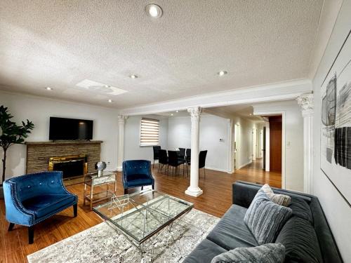 Thornhill Villa | 3 Bedroom Home In Ideal Location Near Yonge St