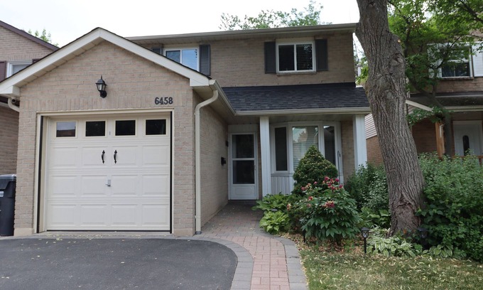 Mississauga House | 3-bedroom Home in Mississauga