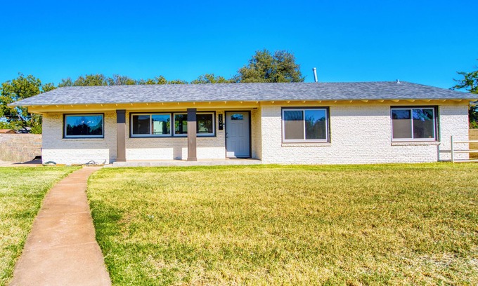 Midland House | 3-bedroom home in Old Midland/Downtown Area w/spacious backyard and fireplace