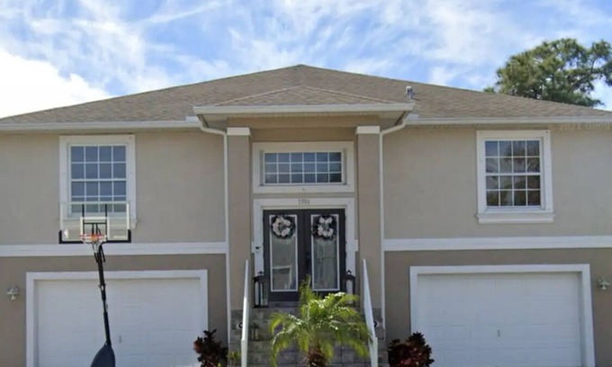 Hudson House | 3 bedroom home with a tranquil view close to beaches and no cleaning fees!