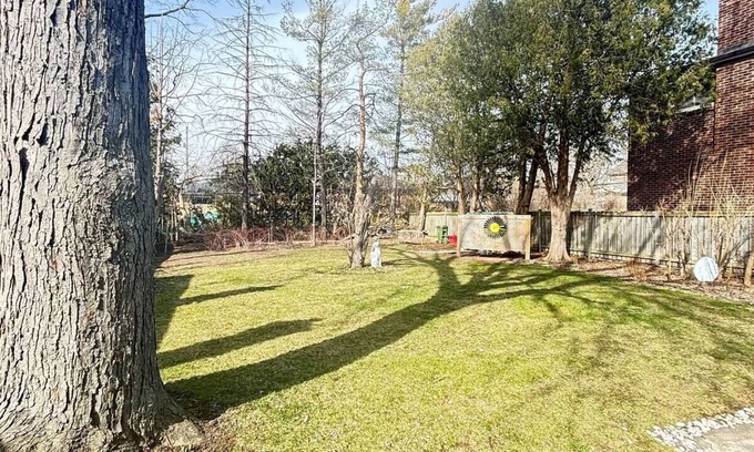 Newtonbrook House | 3-bedroom Home with huge backyard in Yonge. 15 minutes to Finch Subway