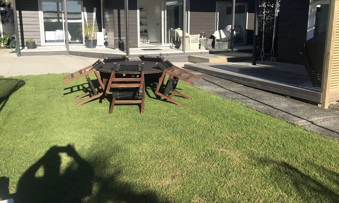 Kawakawa Bay House | 3 Bedroom House 30 seconds to the beach