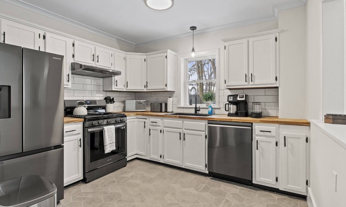 Charlotte House | 3 Bedroom House - Close to Lake Ontario!