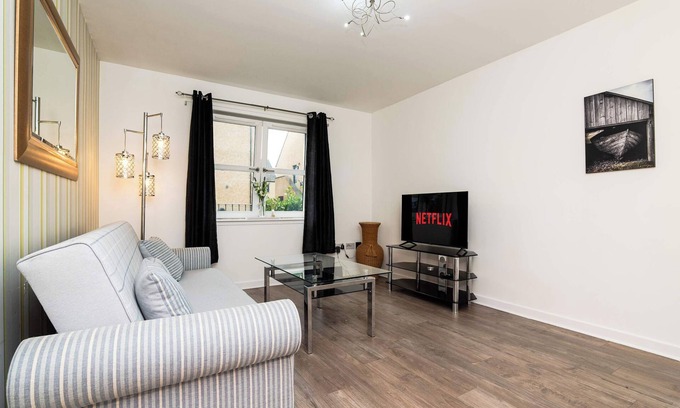 Central Aberdeen House | 3 Bedroom House - Free Parking