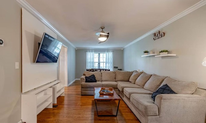 Elizabethtown House | 3-bedroom house in Etown with fenced in backyard