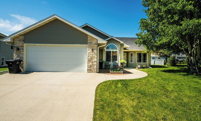 Sheridan House | 3-bedroom house in amazing Sheridan with WiFi, AC