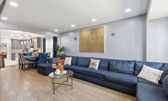 Ashburn House | 3-bedroom house in beautiful Chicago with AC — Pet friendly