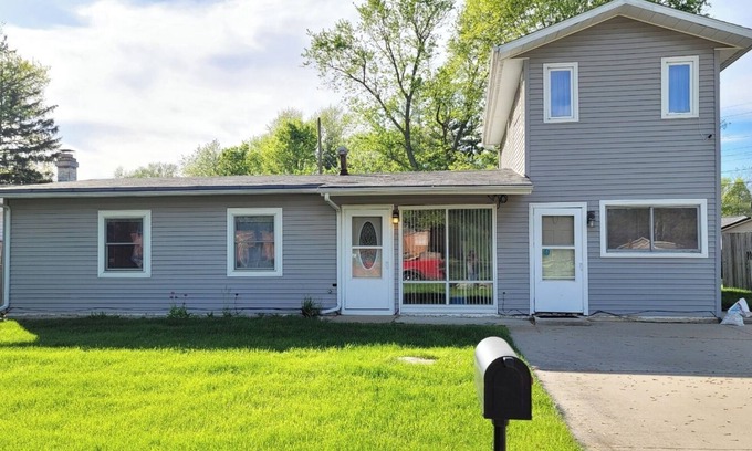 Champaign House | 3-bedroom house in charming Champaign 6 minutes from State Farm Center
