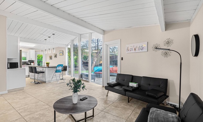 Palo Alto House | 3-bedroom house in charming Palo Alto with backyard/playground/tent