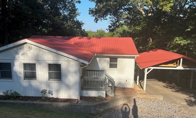 Eddyville House | 3-bedroom house in fabulous Eddyville with high speed internet.