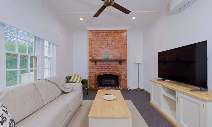 Manuka House | 3-Bedroom House in Griffith Retreat