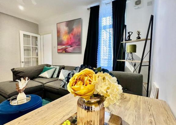 Wainscot House | 3 Bedroom House in Rochester Strood with Wifi and Netflix Walking distance to Strood Station