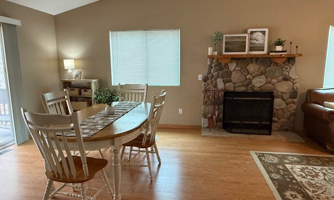 Tustin House | 3-bedroom house nestled among the trees with AC, WiFi. Peaceful & relaxing!