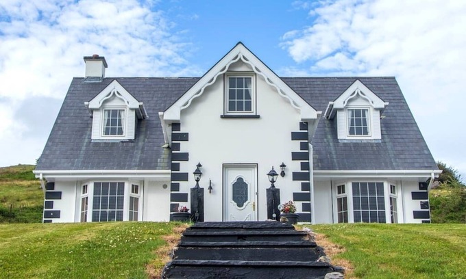 Dawros House | 3 bedroom house on a farm , situated on the Beara Way walking trail.
