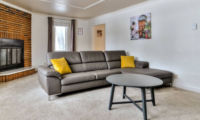 Pointe Claire House | 3 Bedroom House perfect location in Pointe Claire