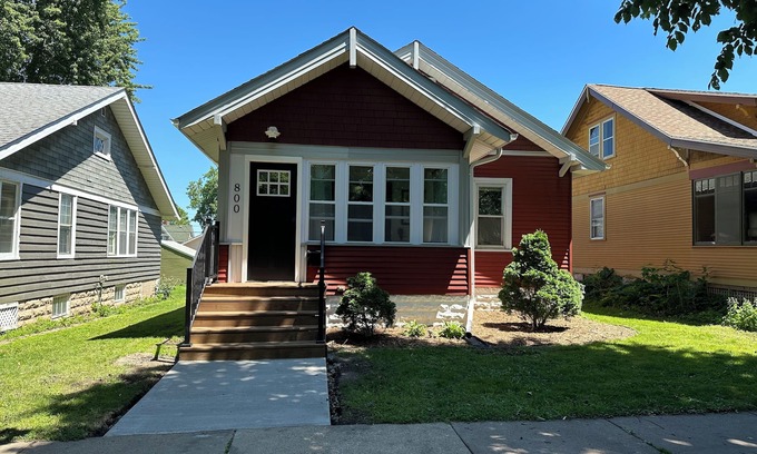West Side House | 3-bedroom house, recently remodeled near downtown Saint Paul. Close to airport.