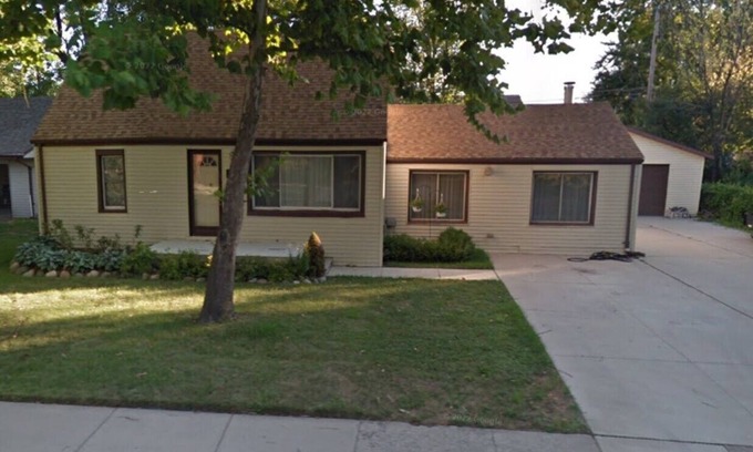 St. Clair Shores House | 3 Bedroom House Getaway, near Downtown Detroit & Lake St Clair