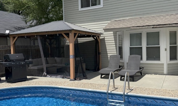 North Central Thousand Oaks House | 3-bedroom house with a pool in beautiful San Antonio