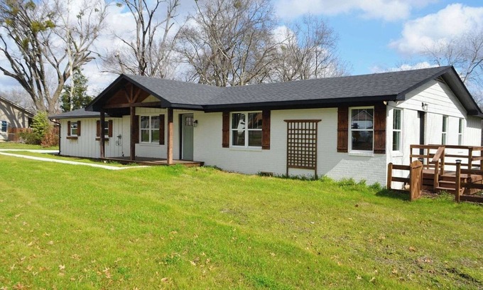 Lindale House | 3-bedroom house with WiFi and AC in Lindale close to downtown and I-20
