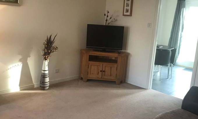 Aberdeen House | 3 BEDROOM KINGSEAT HOUSE, GARDEN, PARKING AND FAST FIBRE WIFI