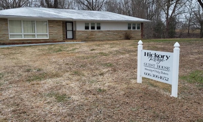 Albany Bed & Breakfast | 3-bedroom lake home located near Lake Cumberland's Grider Hill Marina