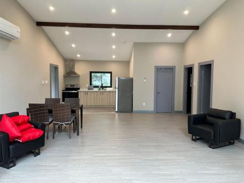 Lakefield House | 3-bedroom Lakefront Villa #5
