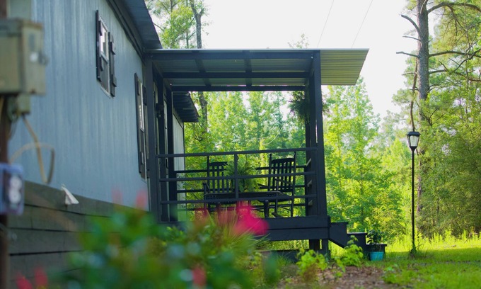 Chatawa House | 3-bedroom mobile home in wonderful Mount Hermon with WiFi, AC, and internet.