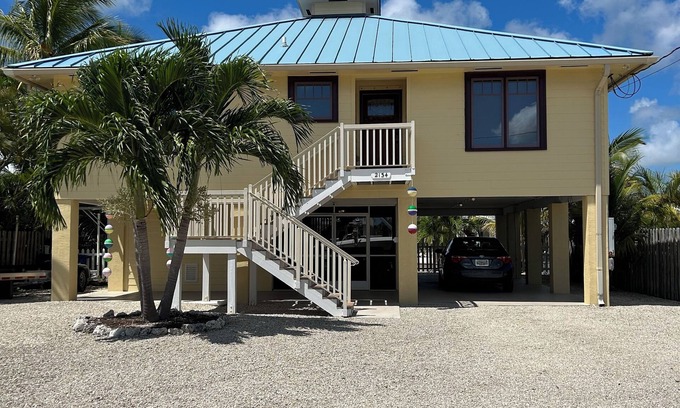 Big Pine Key House | 3-bedroom on water. Cable, WiFi, AC, Hot tub, Dock. Feb & March 2026 Available!