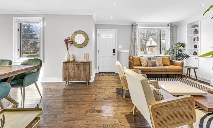 Clarkson-Lorne Park House | 3 Bedroom Peaceful Home